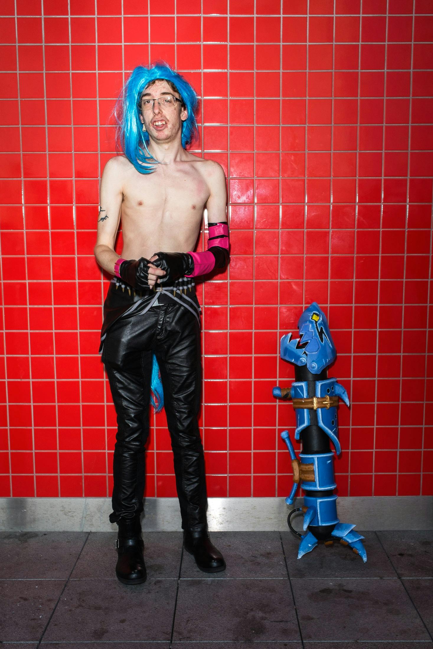 Man cosplay with blue hair and shark teeth
